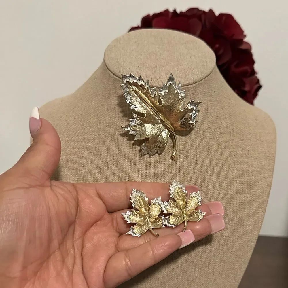 Sarah Coventry Maple Leaf Brooch, Clip On Earring Set. Nature's Choice Design